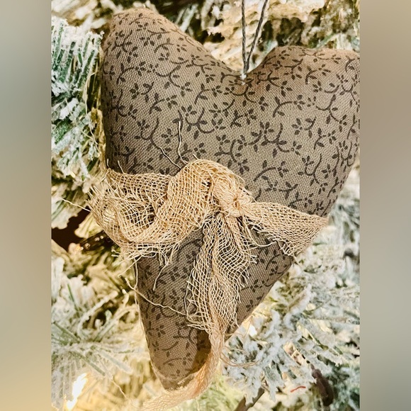 *Primitive Stuffed Floral Heart Ornament - Picture 5 of 14